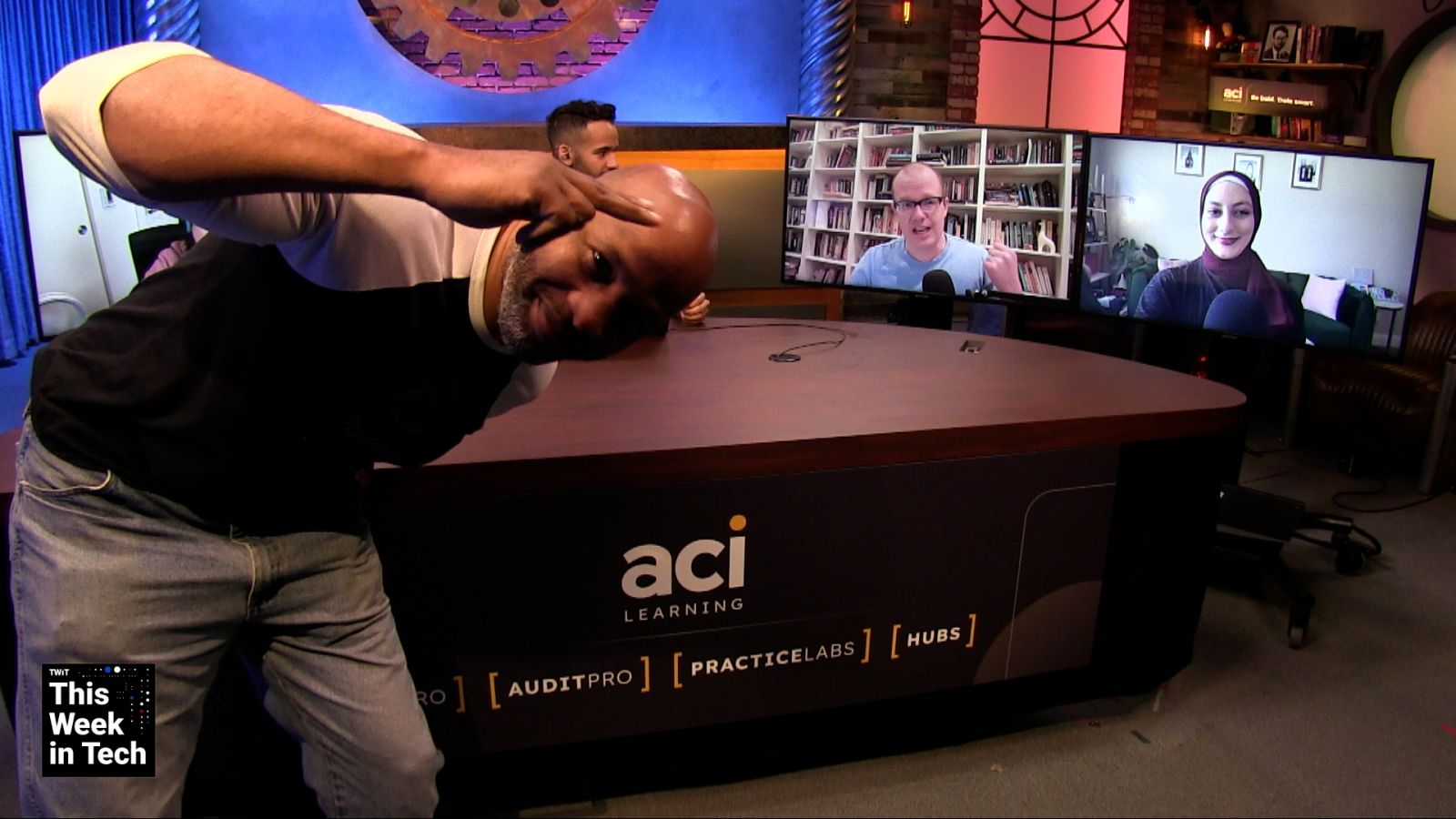 TWiT Extra: Don't Mess With Swifties